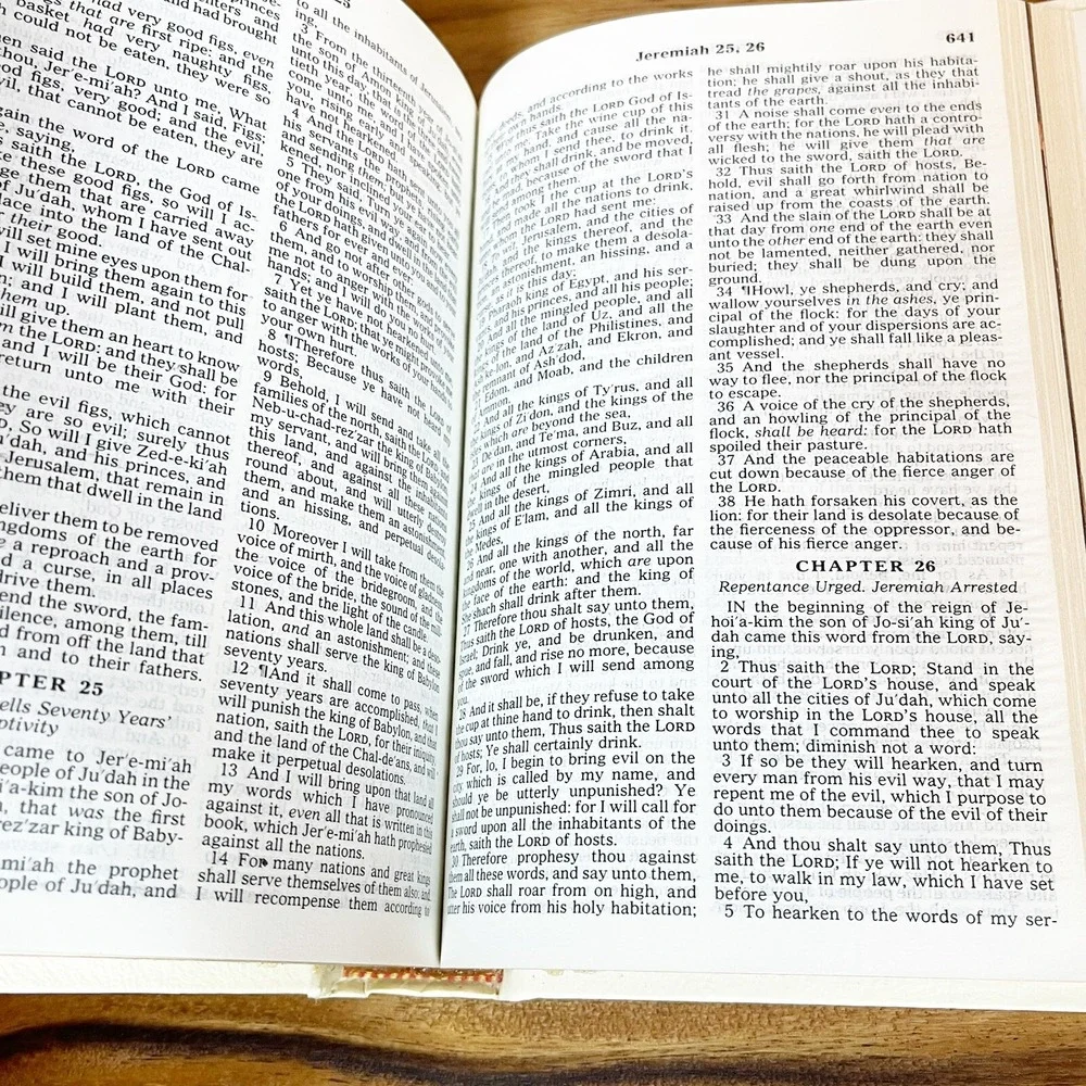 Vintage 1976 United Auto Memorial Holy Bible in Cedar Box KJV King James Version